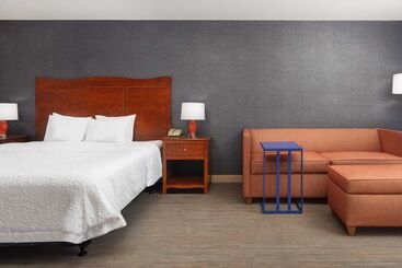هتل Hampton Inn Medford