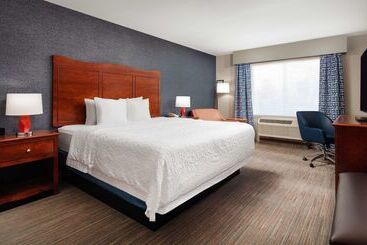 هتل Hampton Inn Medford