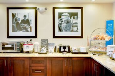 هتل Hampton Inn Pittsburgh Airport