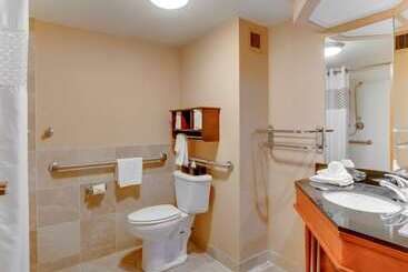 هتل Hampton Inn Pittsburgh Airport