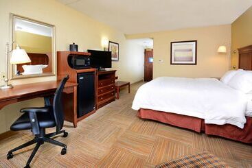 هتل Hampton Inn Raleigh Capital Blvd. North