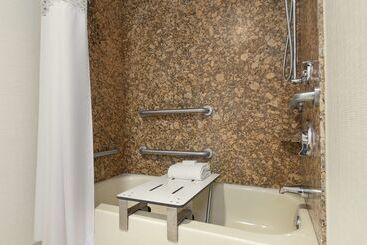 هتل Hampton Inn & Suites Manchesterbedford