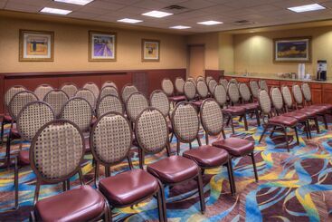 هتل Hampton Inn & Suites Ontario