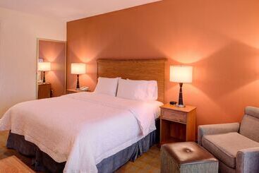 هتل Hampton Inn & Suites Ontario