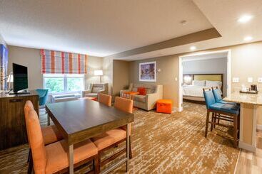 هتل Hampton Inn & Suites Raleigh Cary Lenovo Center