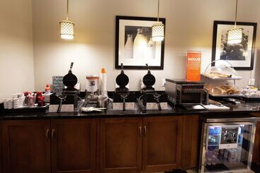 هتل Hampton Inn & Suites Raleigh Cary Lenovo Center