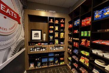 هتل Hampton Inn & Suites Raleigh Cary Lenovo Center