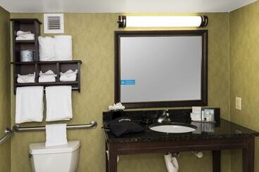 هتل Hampton Inn Winstonsalem Hanes Mall