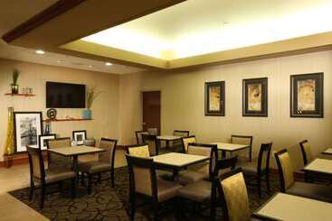 هتل Hampton Inn Woodbridge