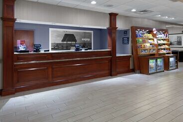 هتل Hampton Inn Woodbridge