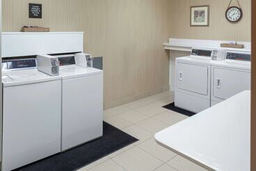 هتل Hampton Inn Woodbridge