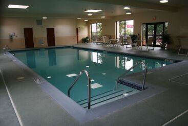 هتل Hampton Inn Woodbridge