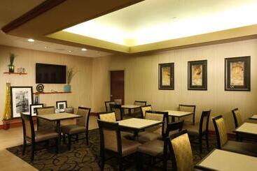 هتل Hampton Inn Woodbridge