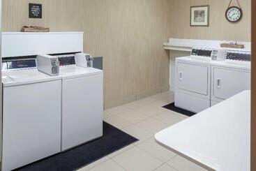 هتل Hampton Inn Woodbridge