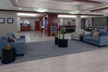 هتل Hampton Inn Woodbridge