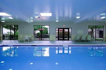 هتل Hampton Inn Woodbridge