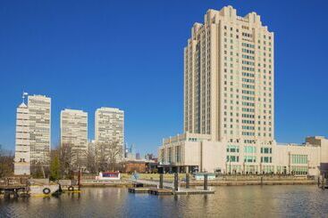 هتل Hilton Philadelphia At Penns Landing