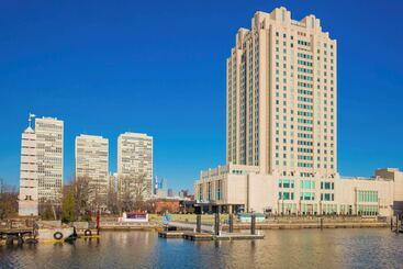 هتل Hilton Philadelphia At Penns Landing