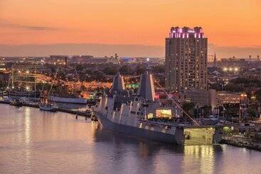 هتل Hilton Philadelphia At Penns Landing