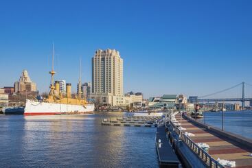 هتل Hilton Philadelphia At Penns Landing