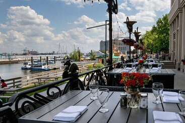 هتل Hilton Philadelphia At Penns Landing