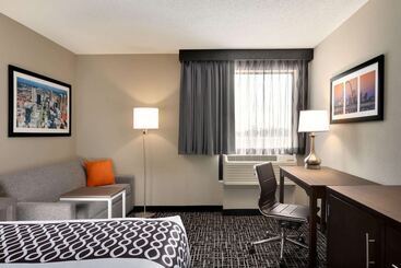 هتل La Quinta Inn & Suites By Wyndham St Louis Route 66