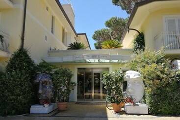 هتل Jr Resort Logos Forte Dei Marmi