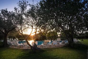 هتل Masseria Degli Ulivi   Noto