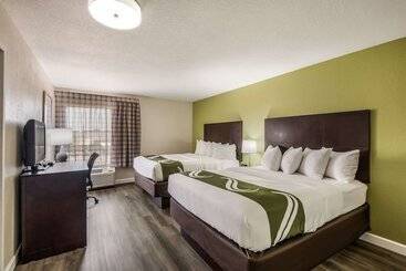 בית מלון כפרי Quality Inn & Suites Quincy  Downtown