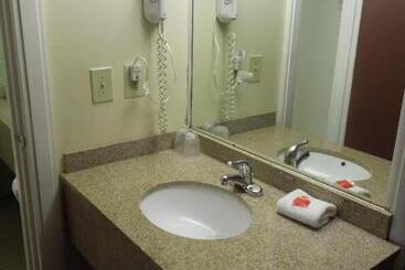 هتل Red Carpet Inn Syracuse Airport