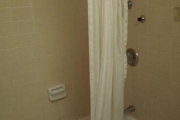 هتل Red Carpet Inn Syracuse Airport