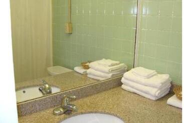 هتل Red Carpet Inn Syracuse Airport
