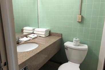 هتل Red Carpet Inn Syracuse Airport