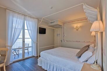 هتل Villa Aurora