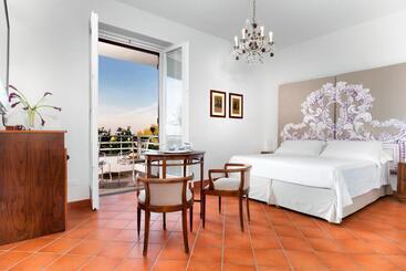 هتل Villa Oriana Relais