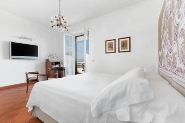 هتل Villa Oriana Relais