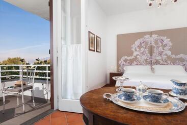 هتل Villa Oriana Relais