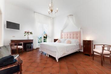 هتل Villa Oriana Relais