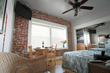 Venice Beach Suites & Hotel