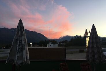هاستل Kluane Park Inn