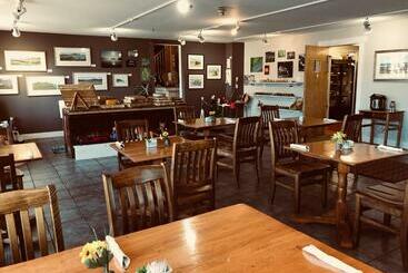 تختخواب و صبحانه The Water's Edge Inn & Gallery