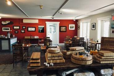 تختخواب و صبحانه The Water's Edge Inn & Gallery