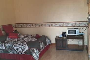 تختخواب و صبحانه Doube Room In Lovely Historian Guesthous