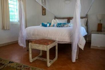 تختخواب و صبحانه Flamboyant Diani Beach