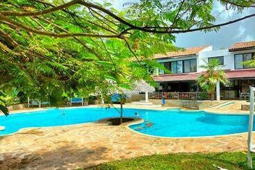 تختخواب و صبحانه Flamboyant Diani Beach