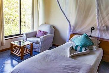 تختخواب و صبحانه Flamboyant Diani Beach
