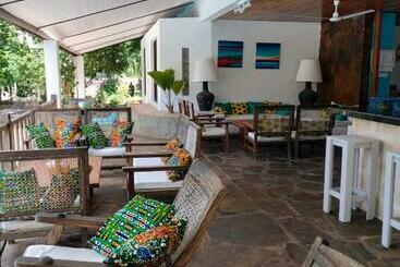 تختخواب و صبحانه Flamboyant Diani Beach