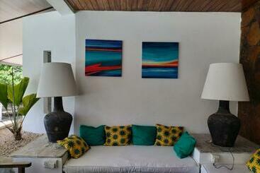 تختخواب و صبحانه Flamboyant Diani Beach
