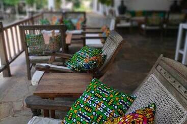 تختخواب و صبحانه Flamboyant Diani Beach