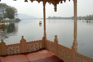 هتل Young Bombay Premium Heritage Houseboat , Srinagar